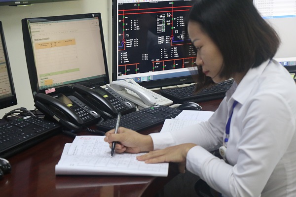 Chú trọng đào tạo nâng cao chất lượng nữ công nhân quản lý vận hành